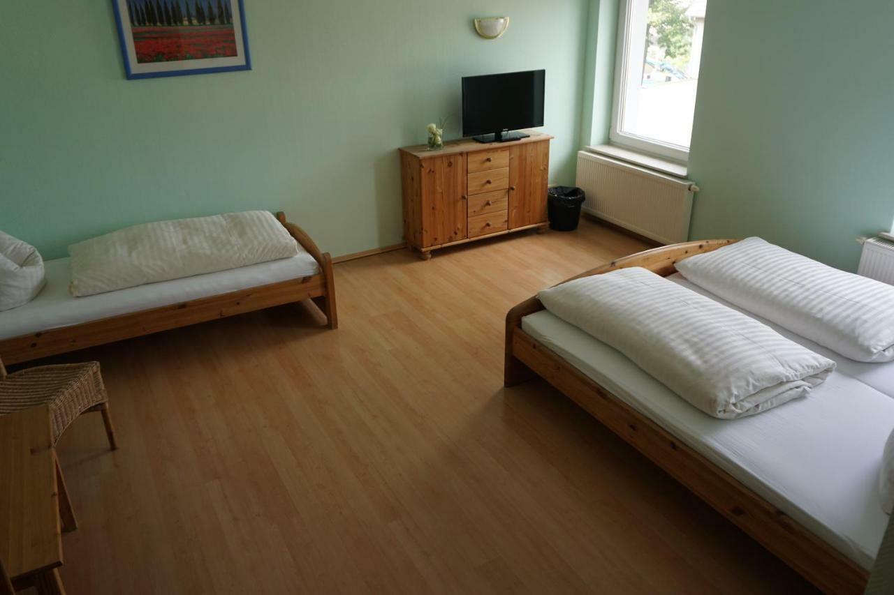 Hotel Am Bahnhof Waren  Extérieur photo