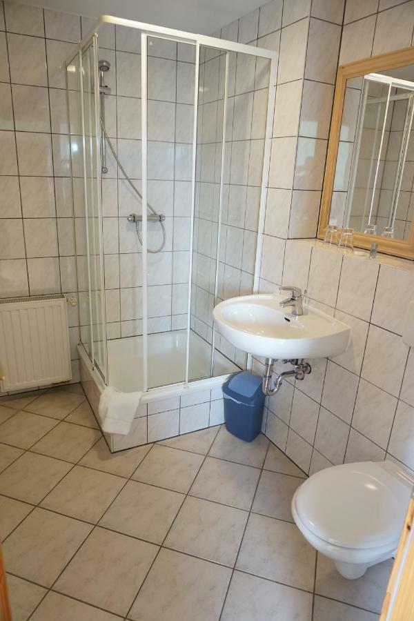 Hotel Am Bahnhof Waren  Extérieur photo