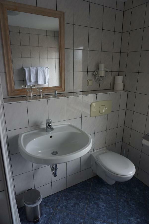 Hotel Am Bahnhof Waren  Extérieur photo