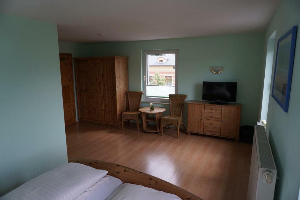Hotel Am Bahnhof Waren  Extérieur photo