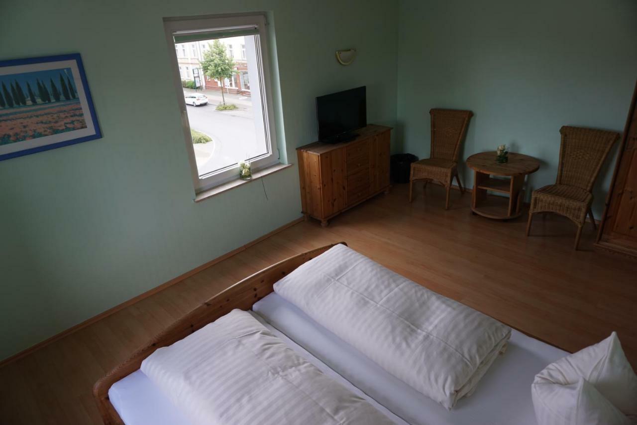 Hotel Am Bahnhof Waren  Extérieur photo
