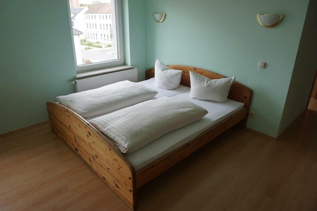 Hotel Am Bahnhof Waren  Extérieur photo