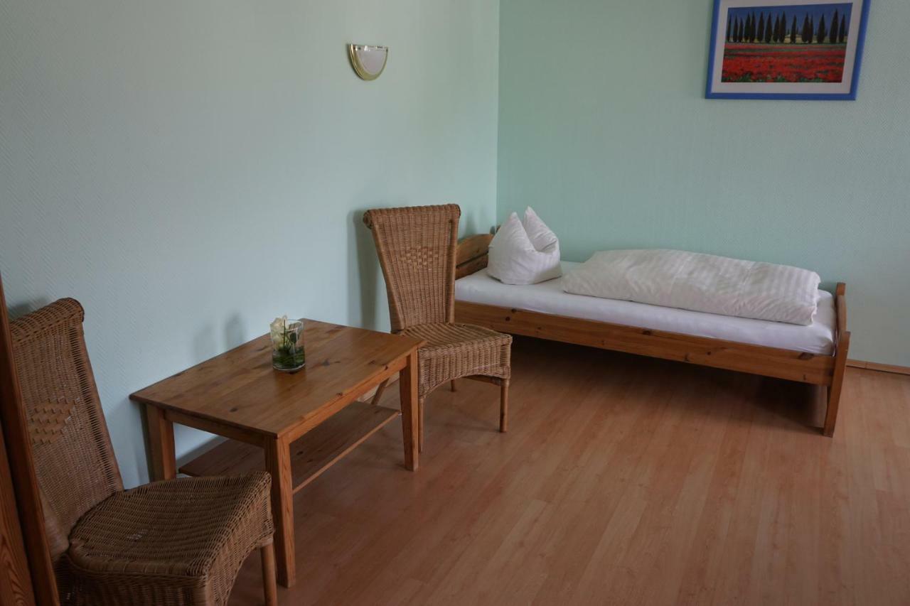 Hotel Am Bahnhof Waren  Extérieur photo